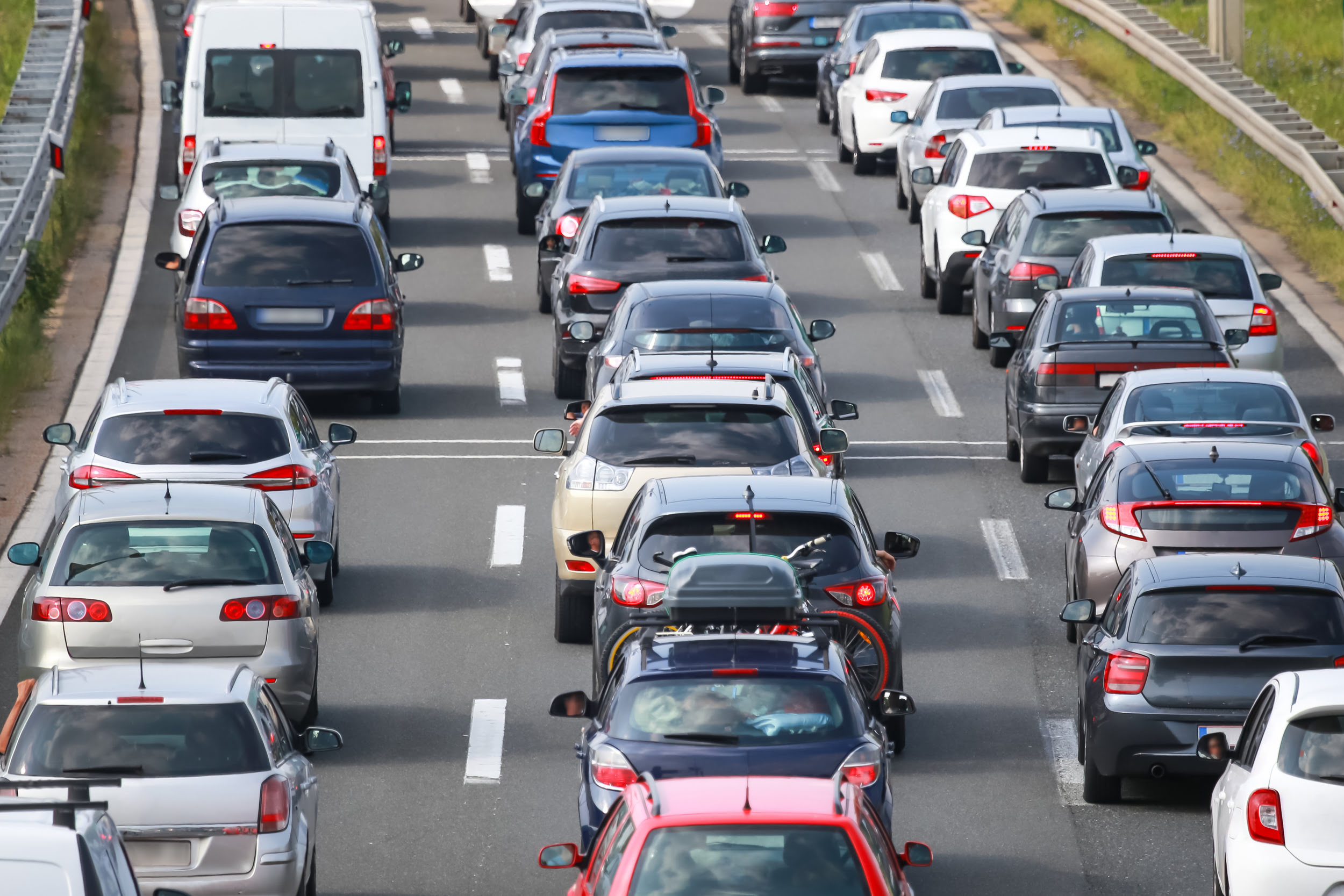 Ein zentraler Grund für die Zunahme der Staus auf dem Schweizer Nationalstrassennetz ist das Ungleichgewicht zwischen Angebot und Nachfrage. (Adobe Stock)